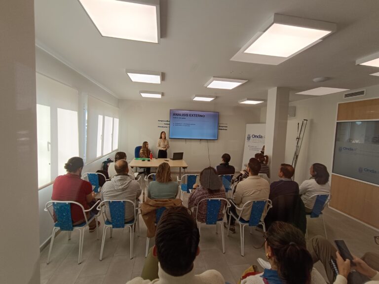 During 2023, 'Onda Genera' offered personalized advice to 94 users, specialized workshops and group sessions at the new Bechí Entrepreneurship and Coworking Center, thus strengthening the commitment of Onda and the CEEI of Castellón with local economic growth. Specific programs like 'Onda Regenera' were also promoted to support companies affected by the pandemic or other circumstances, demonstrating the versatility of the support provided.