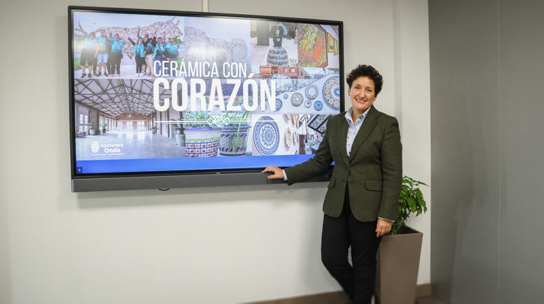 La alcaldesa de Onda, Carmina Ballester, presenta la iniciativa solidaria ‘Cerámica con corazón’.