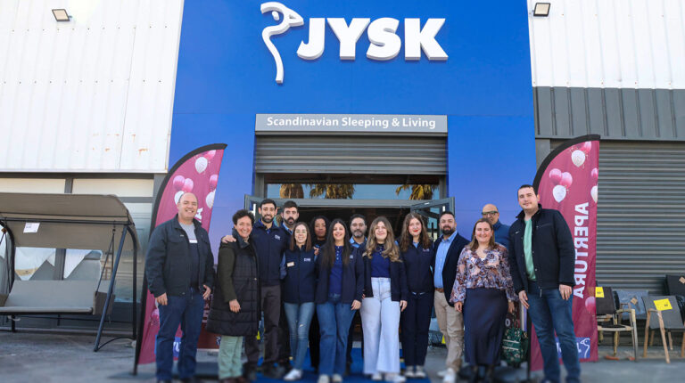 La alcaldesa, Carmina Ballester, visita a los empleados de la nueva tienda JYSK en Onda.