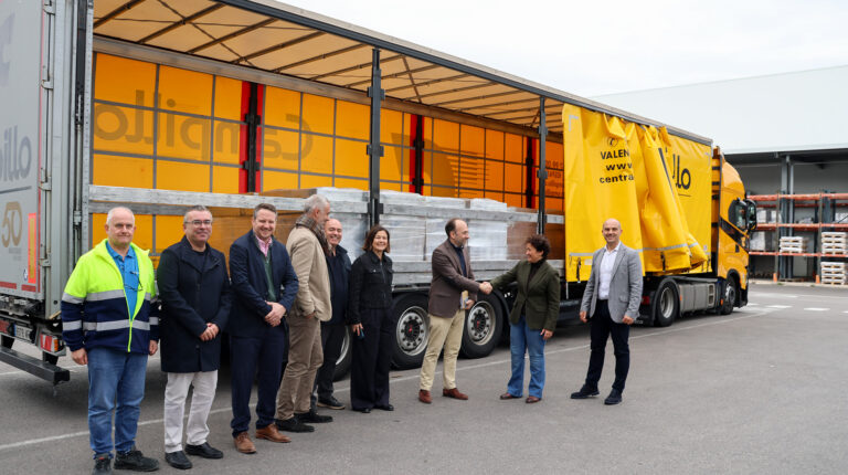 La alcaldesa de Onda, Carmina Ballester, junto al presidente de Halcón Cerámicas, François Brendel, en el primer envío de 'Cerámica con Corazón'.