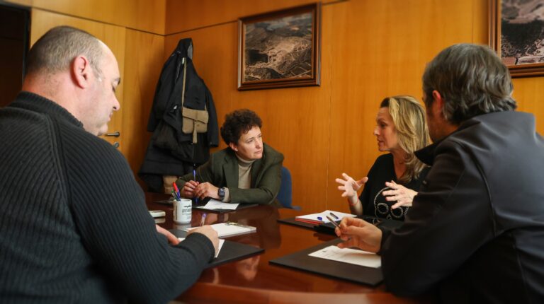 Fotografía de Carmina Ballester y Alfredo Marmaneu en las instalaciones de Gradersa, dialogando sobre la importancia de la sostenibilidad y la formación profesional para los jóvenes en el sector de los áridos.