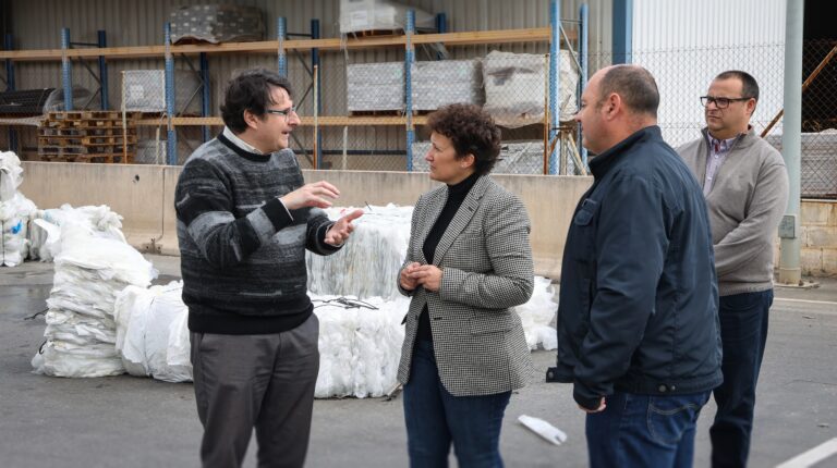 Carmina Ballester junto a directivos de Aliplast en la planta de reciclaje de Onda