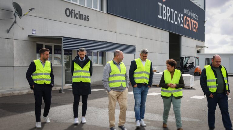 La alcaldesa de Onda, Carmina Ballester, visita las instalaciones del nuevo centro logístico Ibricks Center junto a los directivos de Grupo Ibricks y Palomero Cargo.