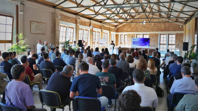 Asistentes en La Campaneta durante la jornada sobre inteligencia artificial en pymes organizada en Onda