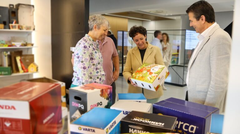 Carmina Ballester visita las instalaciones de Packaging Onda de Grupo La Plana, referente en packaging sostenible
