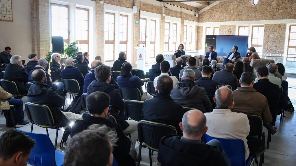 Mesa redonda en Onda con representantes del sector cerámico debatiendo sobre construcción industrializada