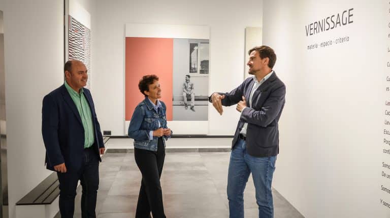 Carmina Ballester durante la visita al showroom de innovación cerámica de Vernís en Onda