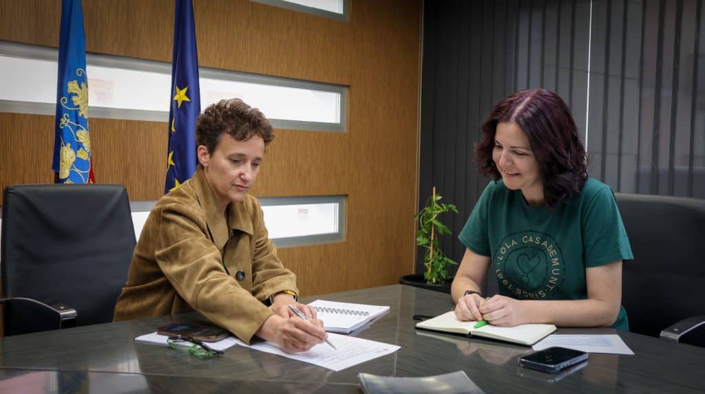 La alcaldesa Carmina Ballester y la concejala María Prades analizando documentos sobre incentivos fiscales para empresas e industria en Onda.