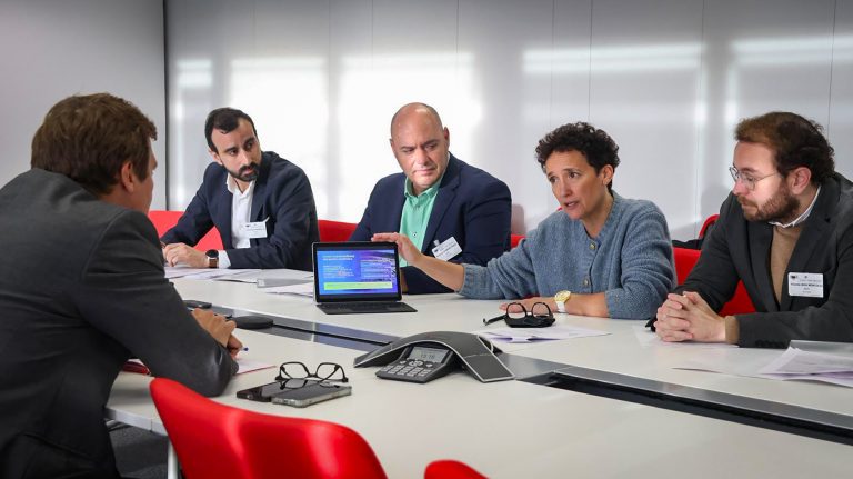 Carmina Ballester, alcaldesa de Onda, señalando una presentación en una tableta durante una reunión de trabajo con su equipo para preparar el viaje a Bruselas en defensa del sector cerámico.