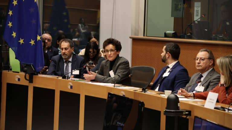 Carmina Ballester hablando en un panel del Parlamento Europeo en Bruselas para defender la competitividad de la industria cerámica.