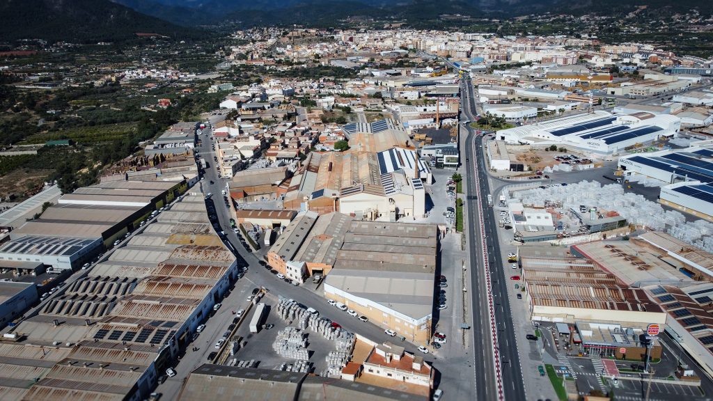 Vista aérea de naves industriales y polígonos en Onda, destacando la infraestructura logística y empresarial del municipio.