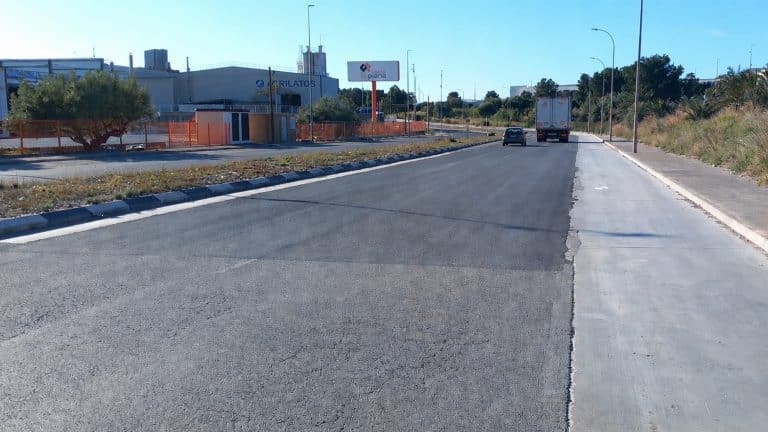 Nuevo asfalto en los viales del polígono industrial de Onda con naves industriales al fondo y señalización de Onda Piana.