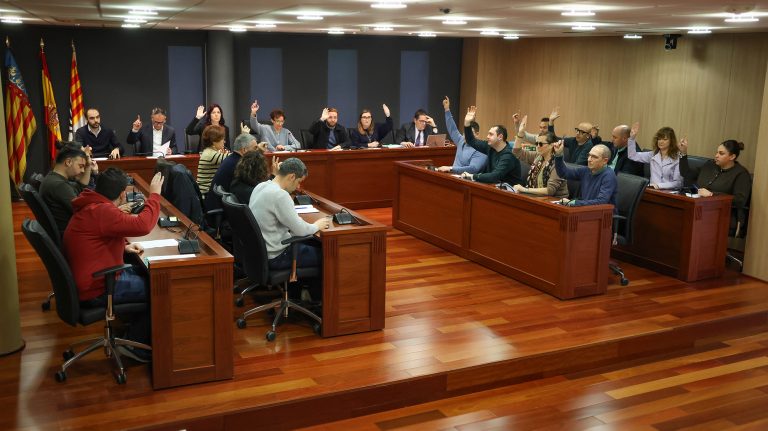 Pleno del Ayuntamiento de Onda aprobando el Plan de Emergencia del sector cerámico.