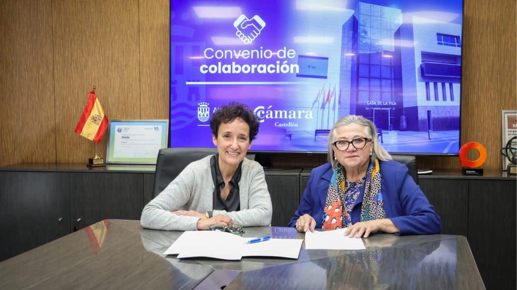 Carmina Ballester y M.ª Dolores Guillamón posan juntas tras firmar el acuerdo entre el Ayuntamiento de Onda y la Cámara de Comercio de Castellón.