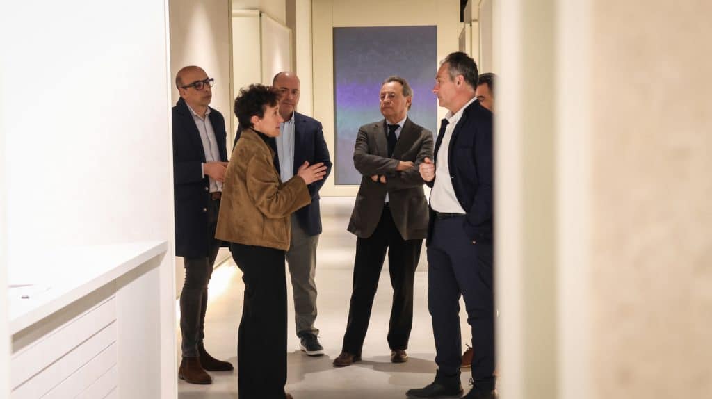 Carmina Ballester conversando con empresarios del sector cerámico de Onda durante la feria internacional Coverings.