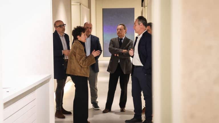 Carmina Ballester conversando con empresarios del sector cerámico de Onda durante la feria internacional Coverings.
