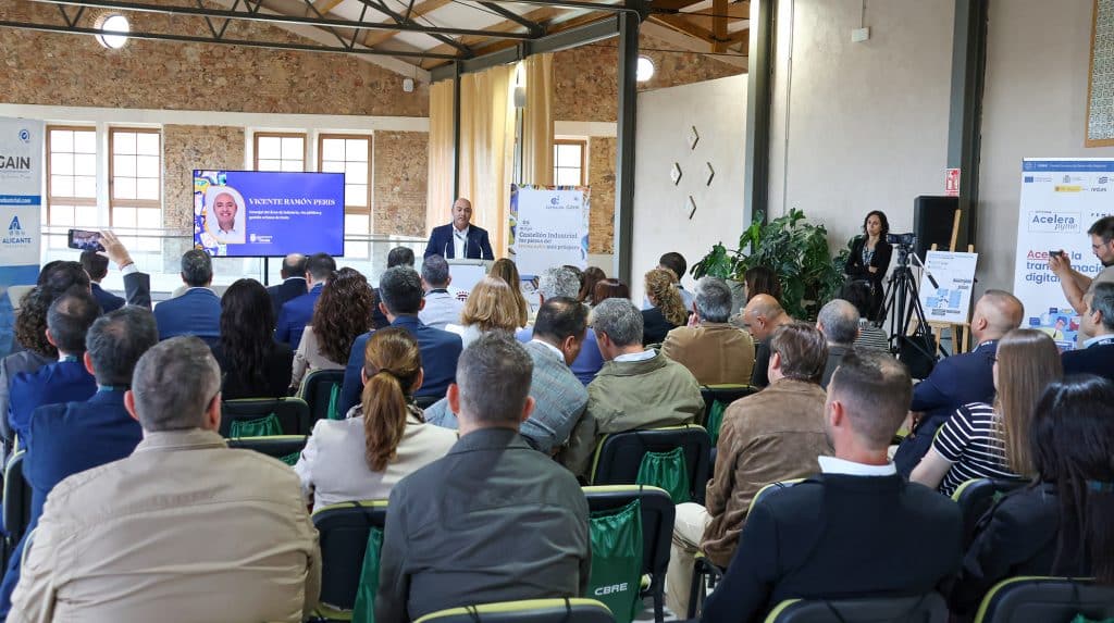 Vicente Ramón dando una charla ante asistentes en la jornada empresarial celebrada en Onda.