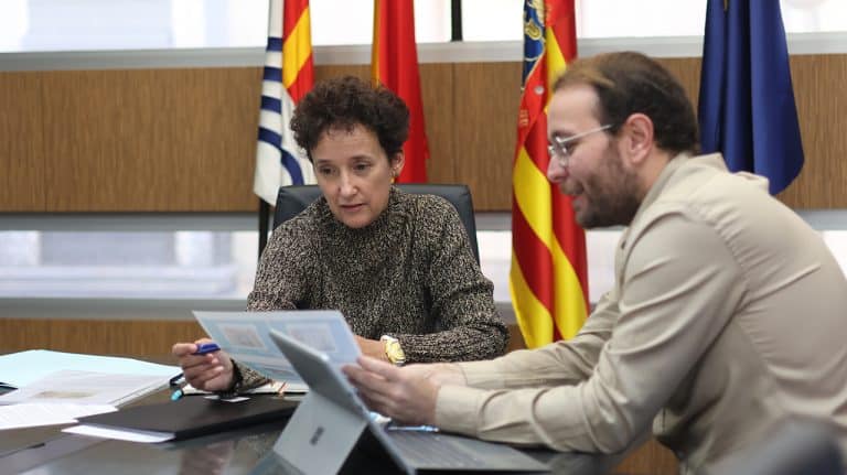 Carmina Ballester Feliu y Vicent Bou Montoliu revisan el proyecto de innovación cerámica urbana ‘Onda Circular City Lab’ en el Ayuntamiento de Onda.