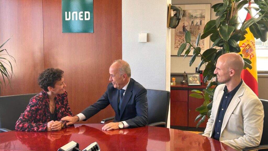 Carmina Ballester y el rector Ricardo Mairal preparan la apertura de la UNED en Onda con 10 grados universitarios