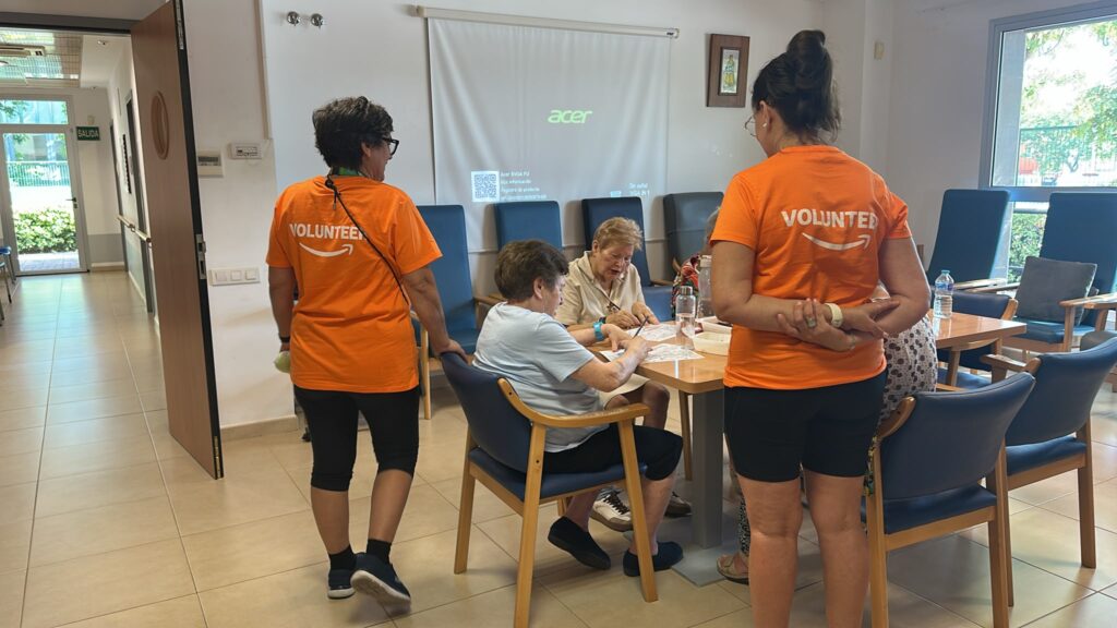 Trabajadores de Amazon VLC1 participan en una jornada de voluntariado con los mayores del Centro de Día de Onda