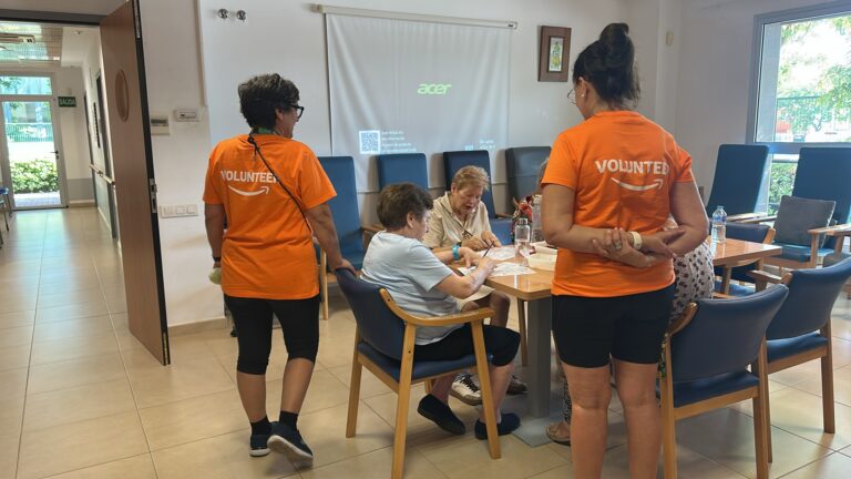 Trabajadores de Amazon VLC1 participan en una jornada de voluntariado con los mayores del Centro de Día de Onda